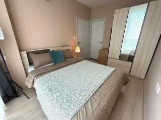 Zimmer mit Ankleidezimmer