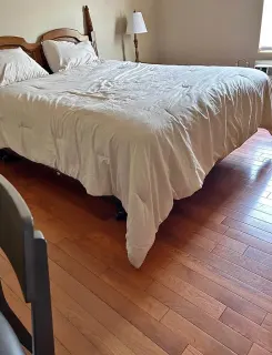 Habitación con cama grande en convivencia