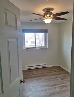 Cameră goală în apartament în coliving