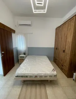 Chambre avec lit, meubles à compléter selon vos goûts