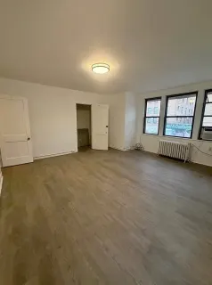 Leeres Zimmer zum Einrichten