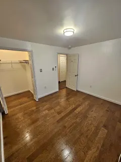 Leeres Zimmer zum Einrichten