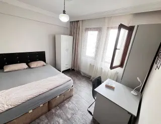 Habitación con rincón de estudio
