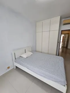 Quarto com roupeiro amplo