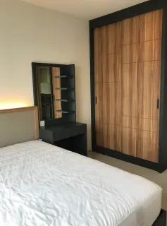 Quarto com cama, mobília a acrescentar ao teu gosto