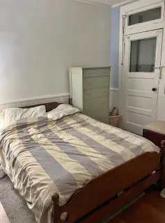 Habitación con cama grande en convivencia