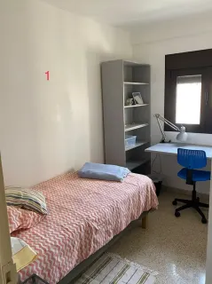 Zimmer mit begehbarem Kleiderschrank