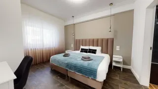 Zimmer mit Schreibtisch