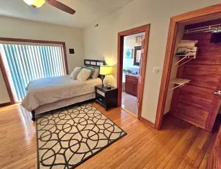 Room with double bed, Vase
