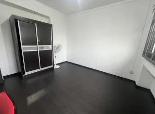 Cameră goală în apartament partajat