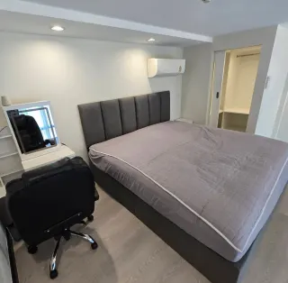 Habitación sin amueblar disponible, Carrer de Berlín