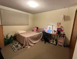 Chambre avec armoire encastrée