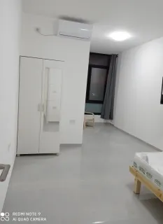 Habitación con cama, muebles a añadir a tu gusto