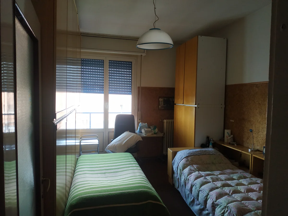 habitación dos camas individuales amplio armario y balcón privado