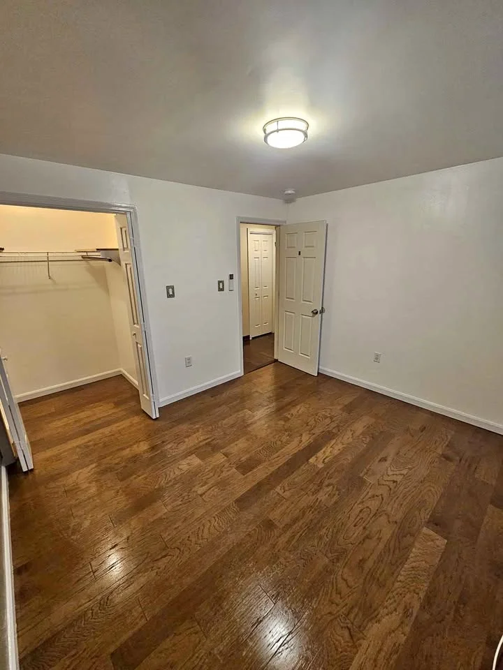 Foto 1 von 1: Leeres Zimmer zum Einrichten