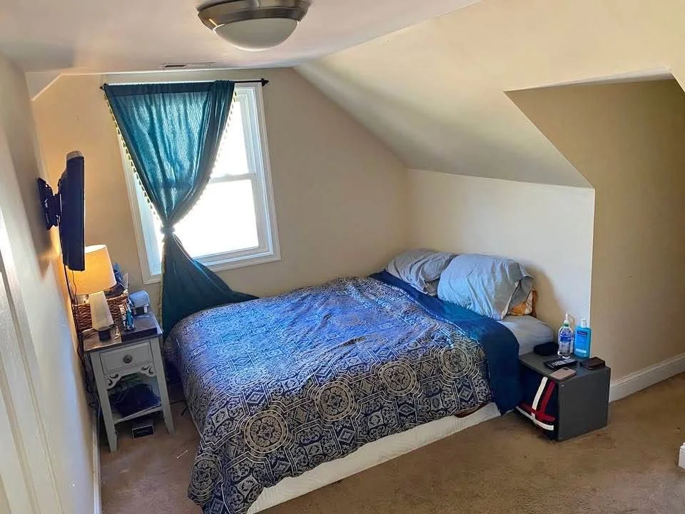 Photo 1 of 1: Bright room available
