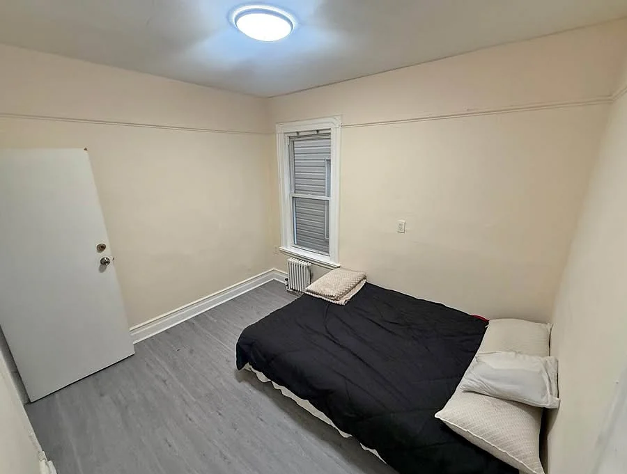 Photo 1 of 1: Large room with double bed, Rue Marie-Louise Dissard